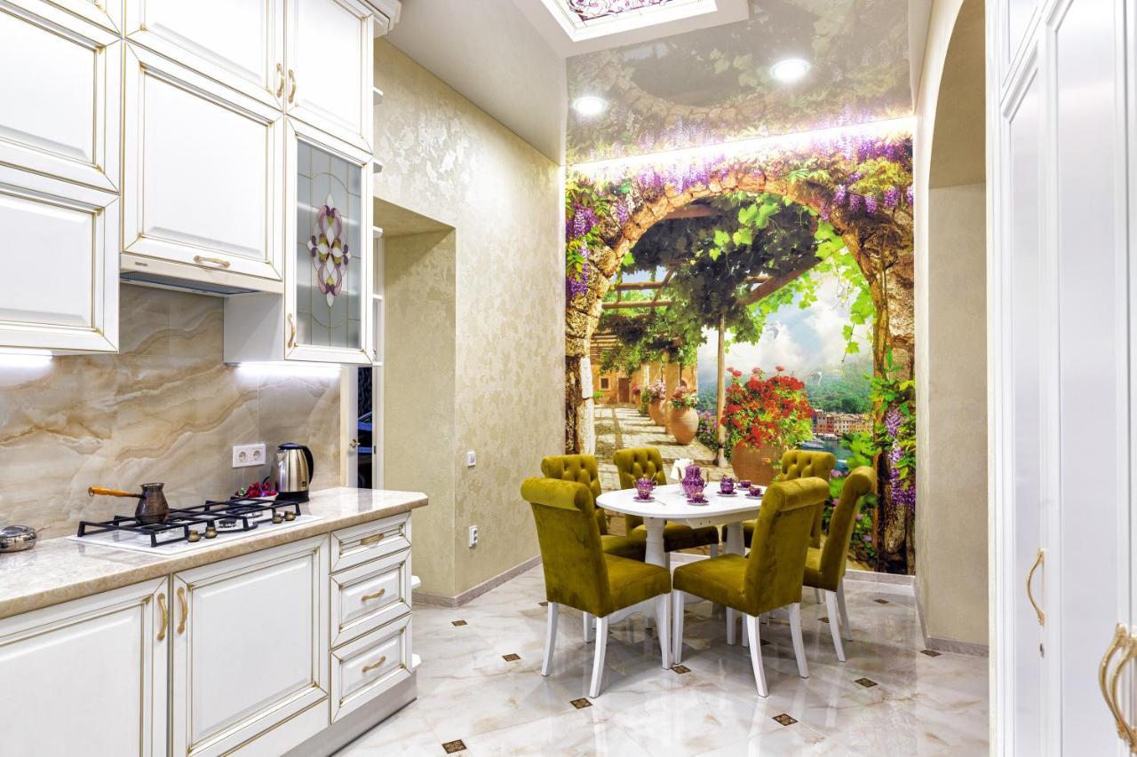 2 Bedroom Apartment Tykha Street City Center With Parking Place Lwów Zewnętrze zdjęcie